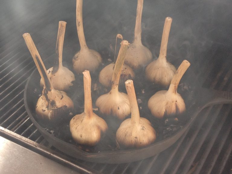 Garlic smoked with the best woods for smoking